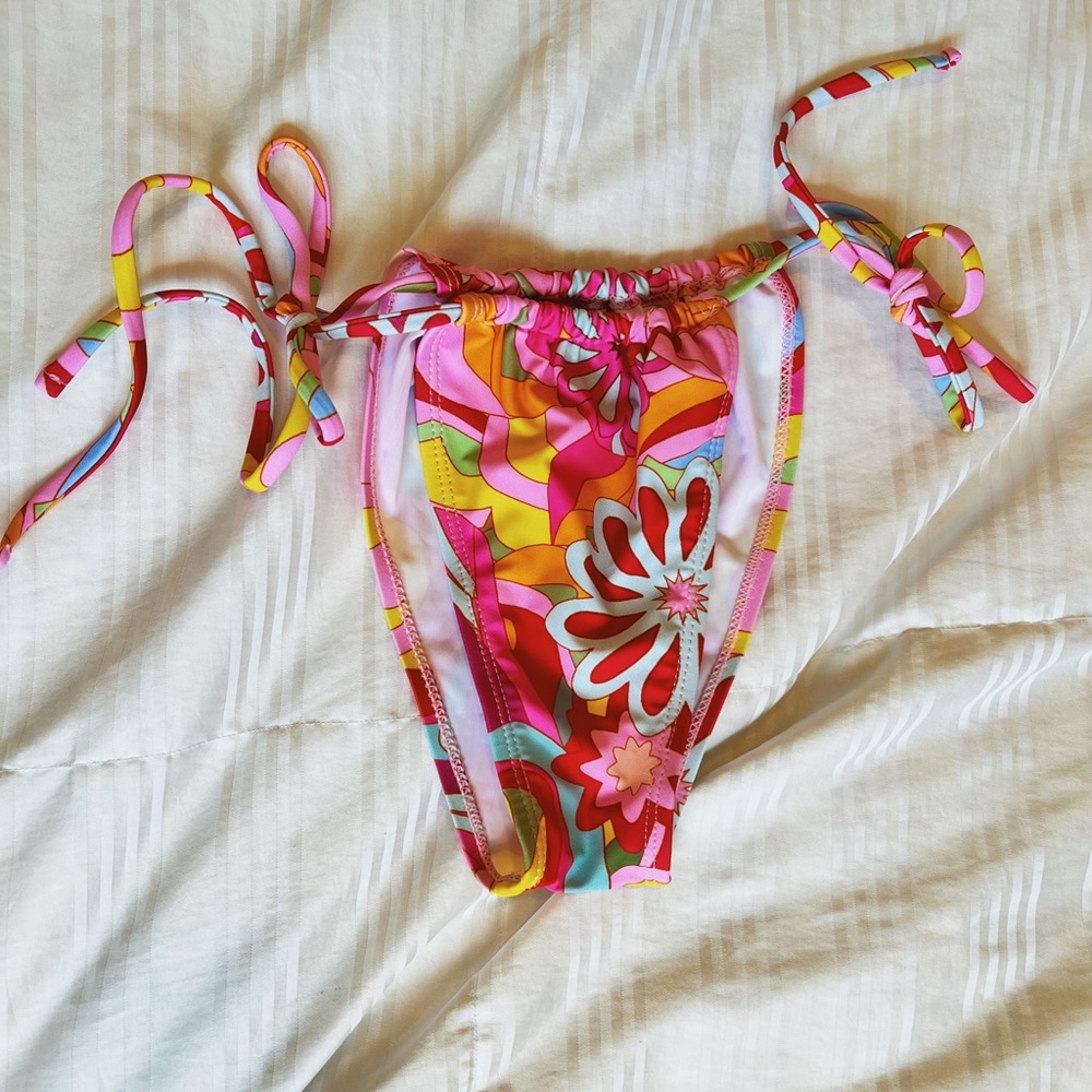 Bikini - Picture 2 of 2